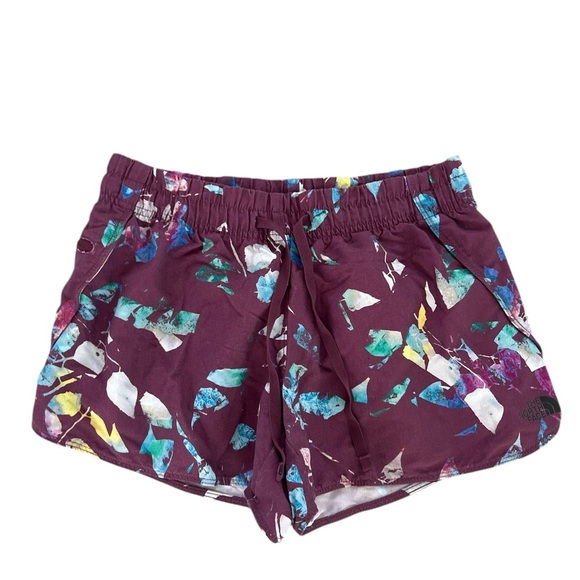 The North Face Women’s Activewear Shorts Purple Leaf Print Logo 4" Inseam - Picture 1 of 3